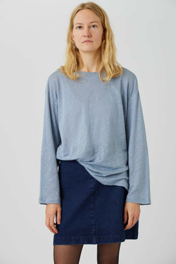 Топ с разрезами из голубого льна