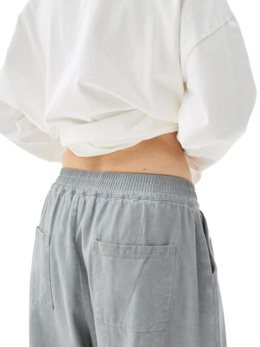 Серые хлопковые брюки-бананы с защипами