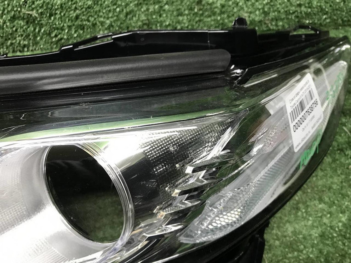 Стекло фары левое Toyota Camry xv70 (2017-2021)