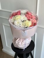 Букет сборный из кустовых пионовидных роз, диантусов и хризантемы