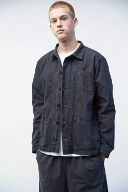 Верхняя мужская рубашка с карманами из черного вареного хлопка