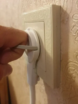 удлинитель бытовой 0,5метра с плоской потайной(за шкаф) вилкой