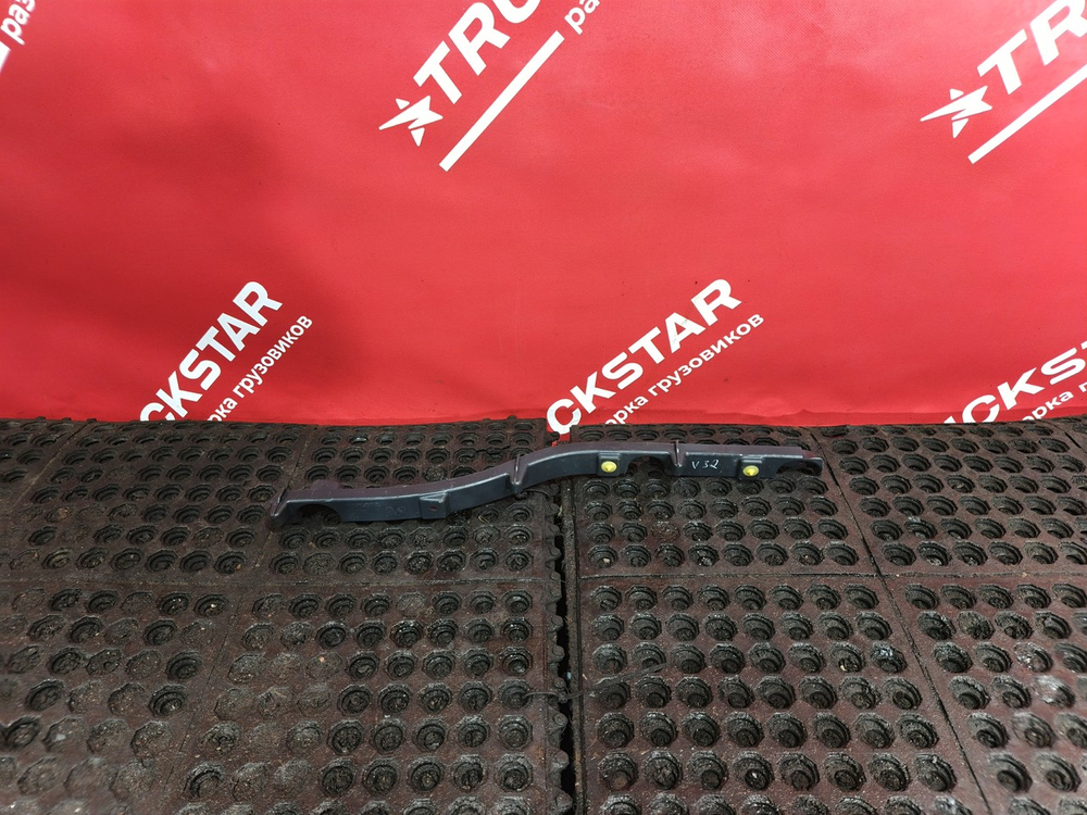 Накладка корпуса подножек правая 2017г