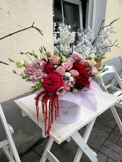 Шляпная коробка с яркими акцентами