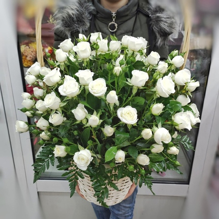 Корзина с белыми кустовыми розами сорта "Lyrica"