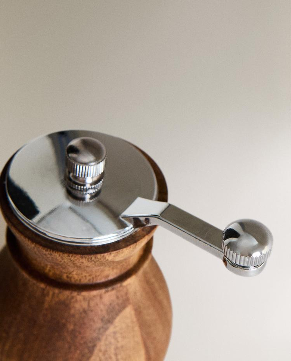 ZARA HOME ДЕРЕВЯННАЯ МЕЛЬНИЦА ДЛЯ ПЕРЦА СО СТАЛЬНОЙ КРЫШКОЙ, СВЕТЛО-БЕЖЕВЫЙ