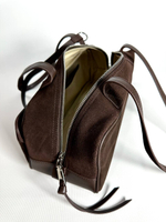 Женская замшевая сумка-багет коричневого цвета