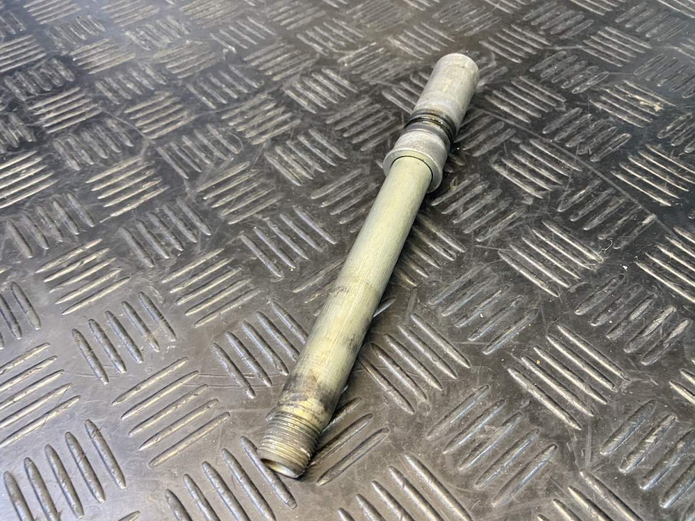 Ось переднего колеса Suzuki GSR400 (GK7DA)