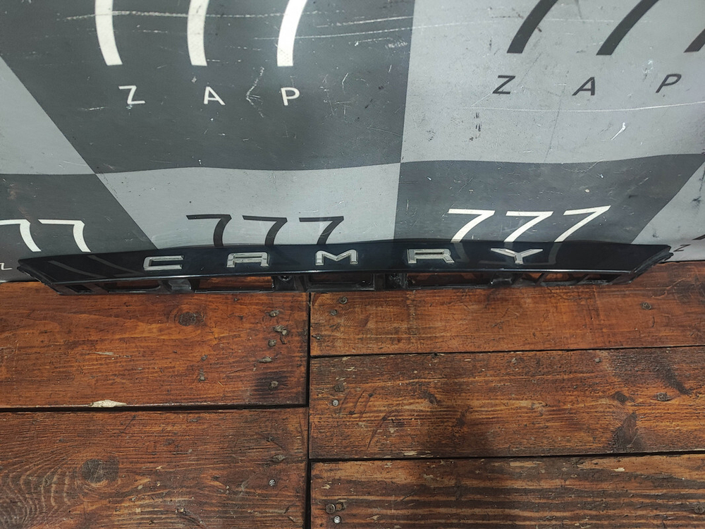 Накладка крышки багажника Toyota Camry (XV70) 17-нв Б/У Оригинал 7681133520