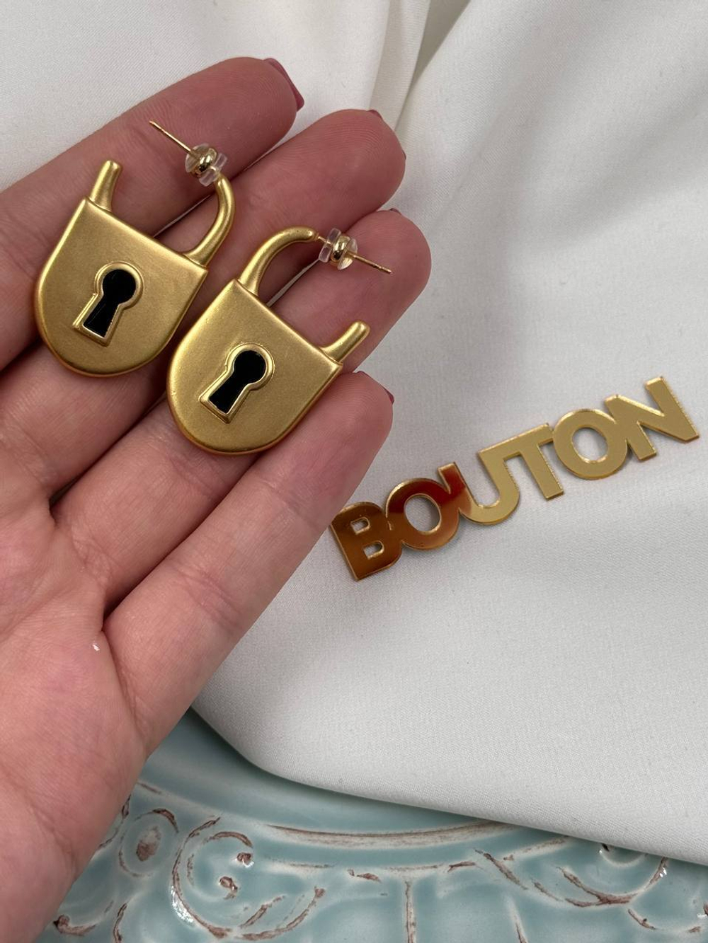 Серьги Скиап. золотые в виде замка с черной эмалью