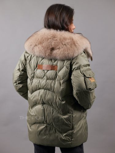 Пуховик женский цвета хаки с меховым воротником