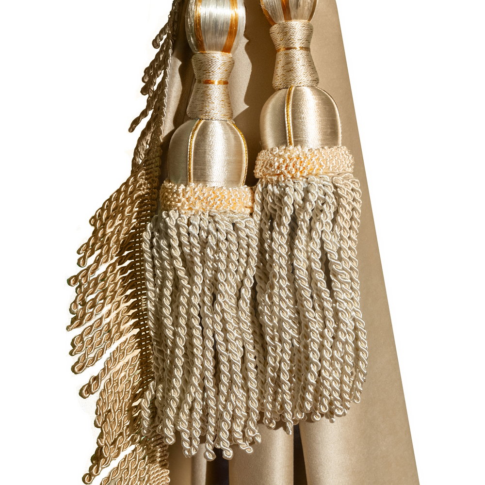 Шторы спального места с прихватами "Кисти" бежевые в кабину Volvo, Scania, MAN, DAF, Merc, Камаз, Sitrak, Shacman, Foton, FAW. Высота 1,5м, ширина одной стороны - 1,15м. Блэкаут, велюр. Бежевый цвет с бежевой бахромой и бежевыми кистями