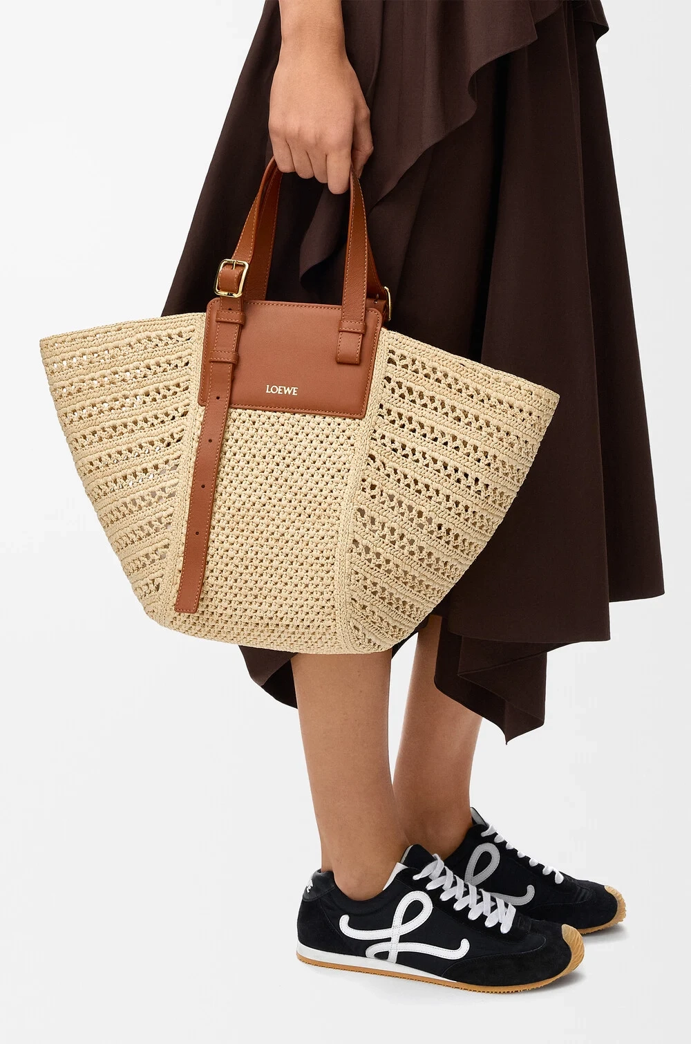 Loewe Сумка Hammock Cabas среднего размера из рафии и телячьей кожи, натуральный/коричневый