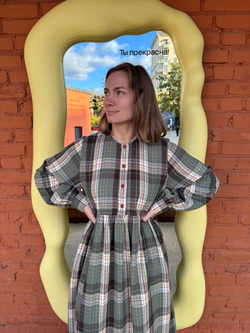 Платье оверсайз "жабо без жабо" с длинным рукавом, пыльно-зеленая клетка