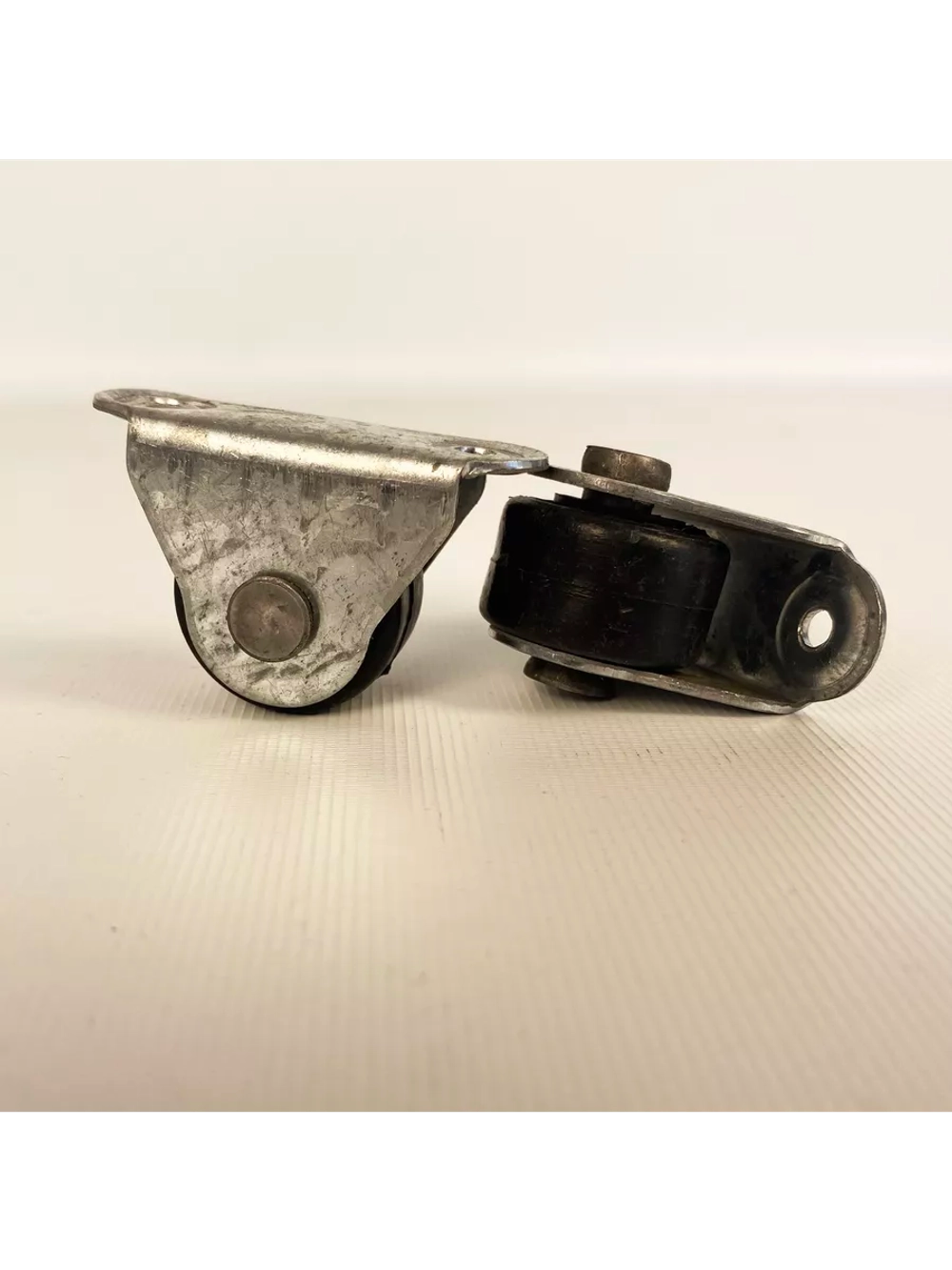 Опора роликовая 313 с пластиковым колесом D26, 2 шт