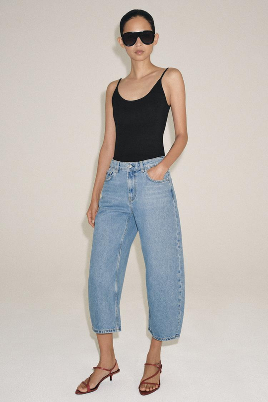 ZARA ДЖИНСЫ КАПРИ BALLOON СО СРЕДНЕЙ ПОСАДКОЙ — ZW COLLECTION, СИНИЙ