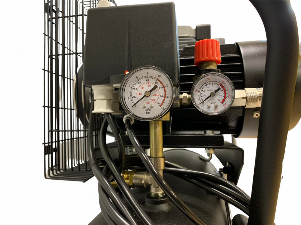 Компрессор поршневой 50.LB40 REMEZA (Белоруссия): 580 л/мин., 10 бар, ресивер 50 л., 3 кВт, 380В, габариты без упак. 900x450x800 мм, 92 кг.