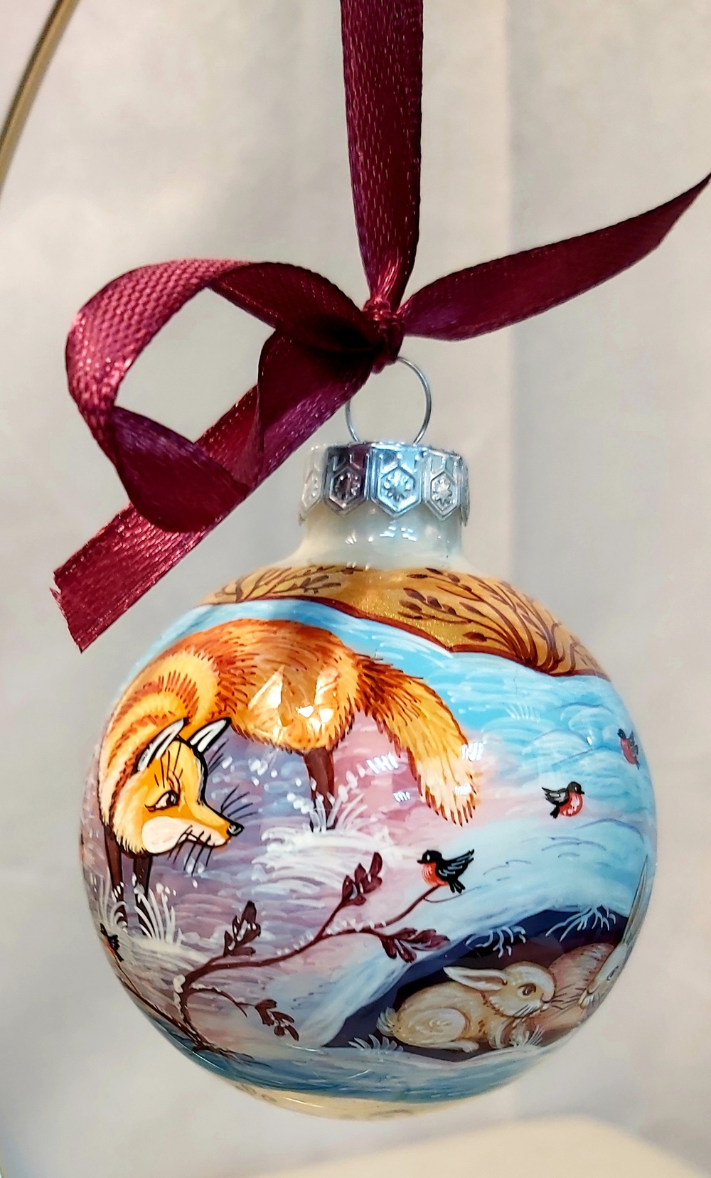 Шар новогодний с ручной росписью  Палех "Лиса и зайцы" на белом фоне