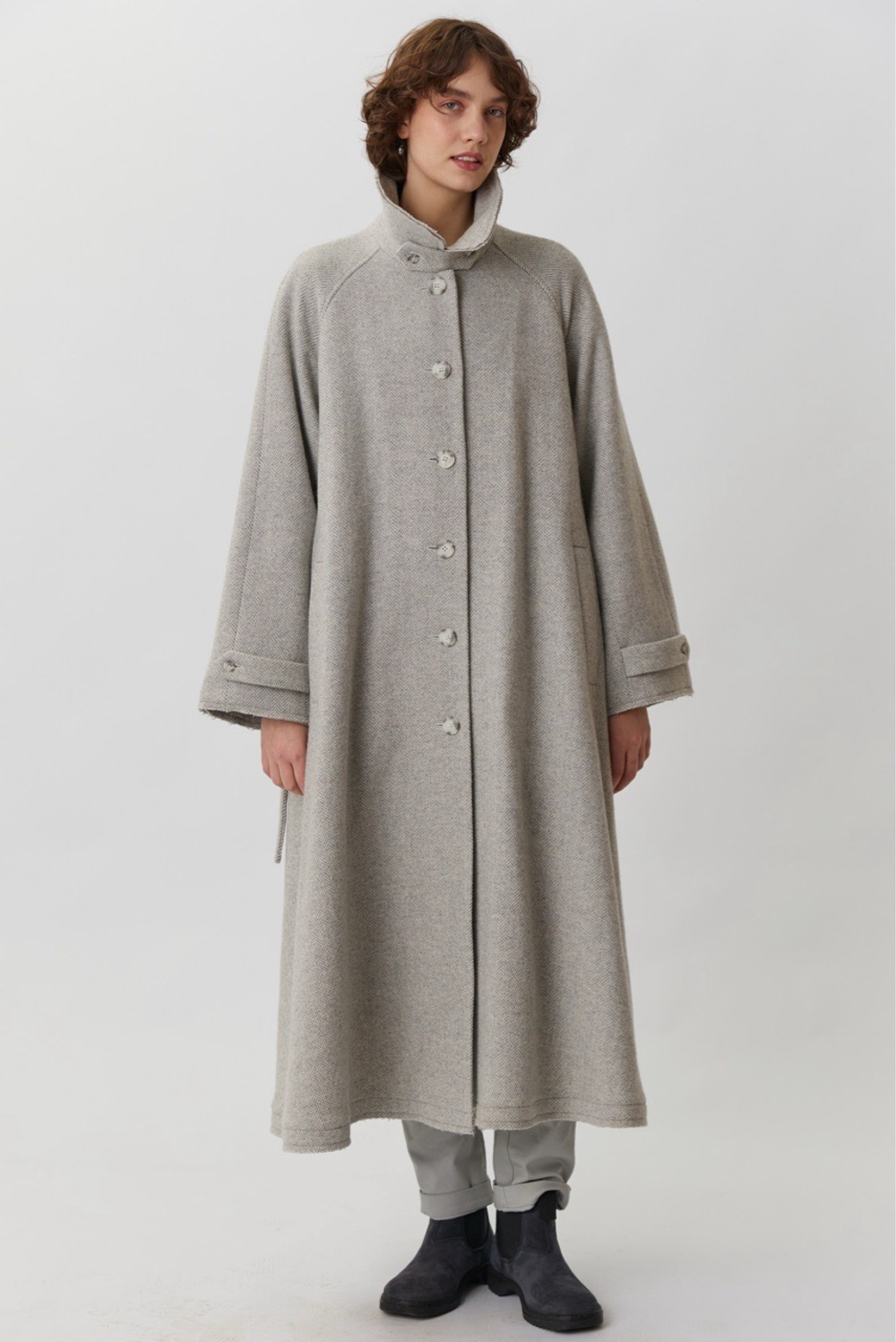 Объемное пальто светло-серого цвета в елочку