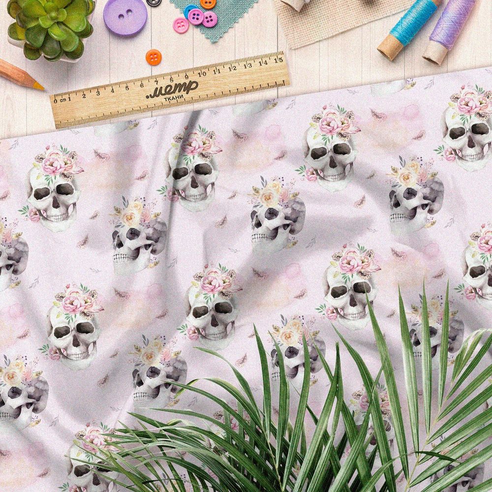 Ткань флис черепа в цветах на розовом