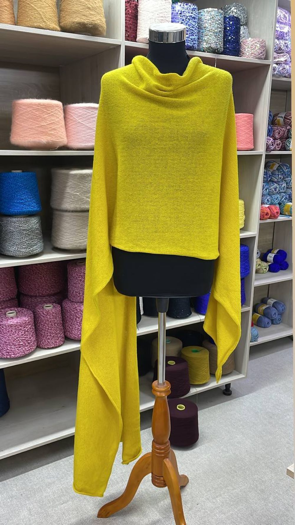 Нежный палантин из мериносовой пряжи "Лимончик"