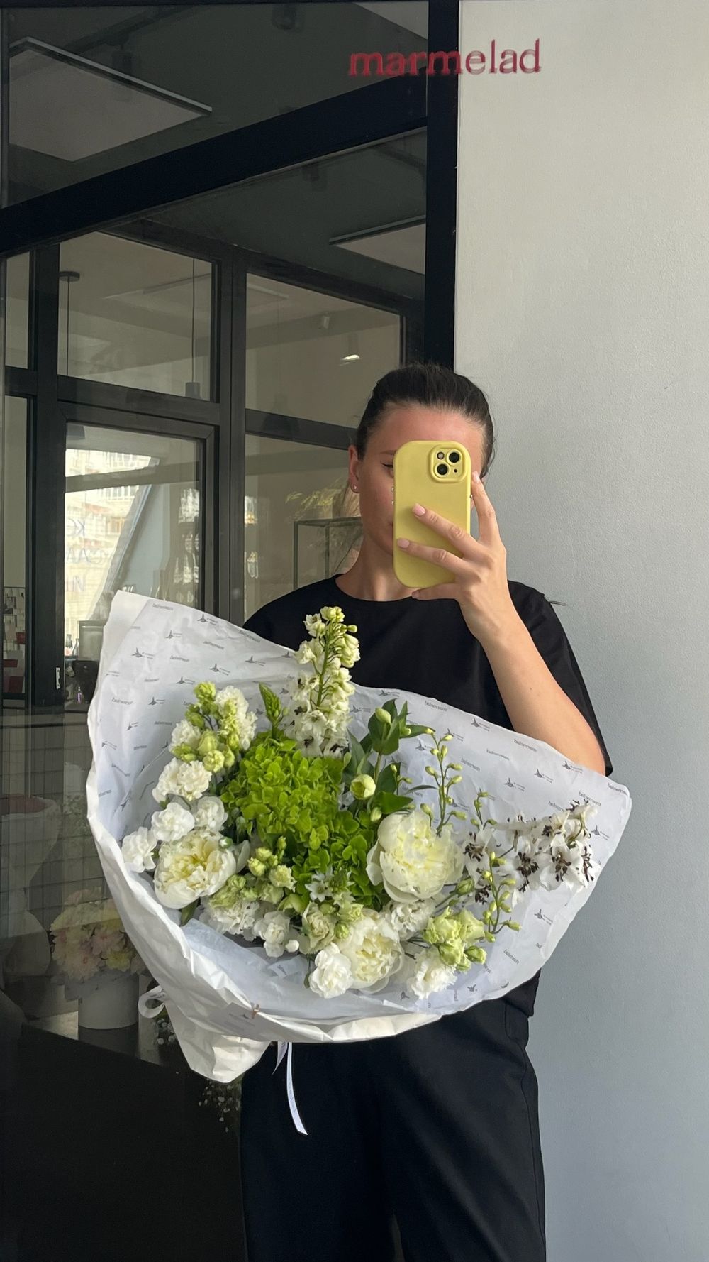 Букет из гортензии, дельфиниума, хелеборуса, пионов и лизиантуса