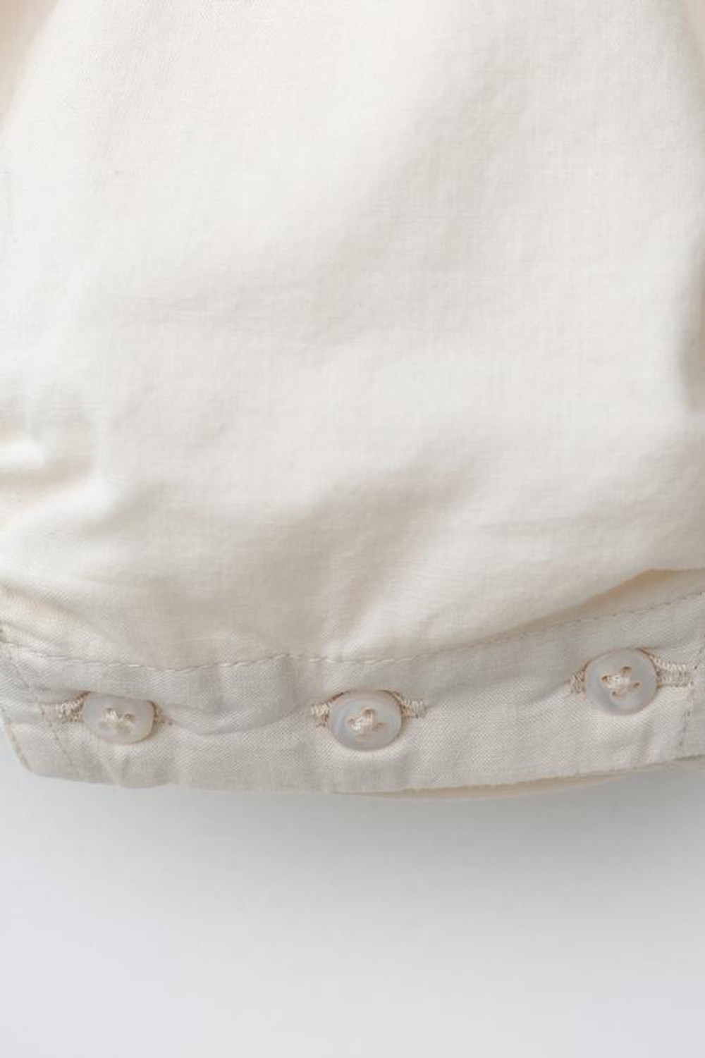 ZARA КОМБИНЕЗОН С ВЫШИТЫМ ЦВЕТКОМ, ЭКРЮ