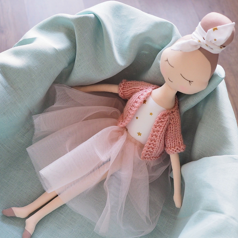 Кукла-балерина с комплектом съемной одежды (юбочка, кардиган и 2 повязки)