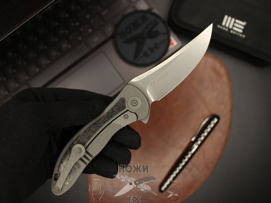 Складной нож WE Knife Synergy2 912CF-A c клинком из стали Böhler M390 Microclean®, рукоять титан