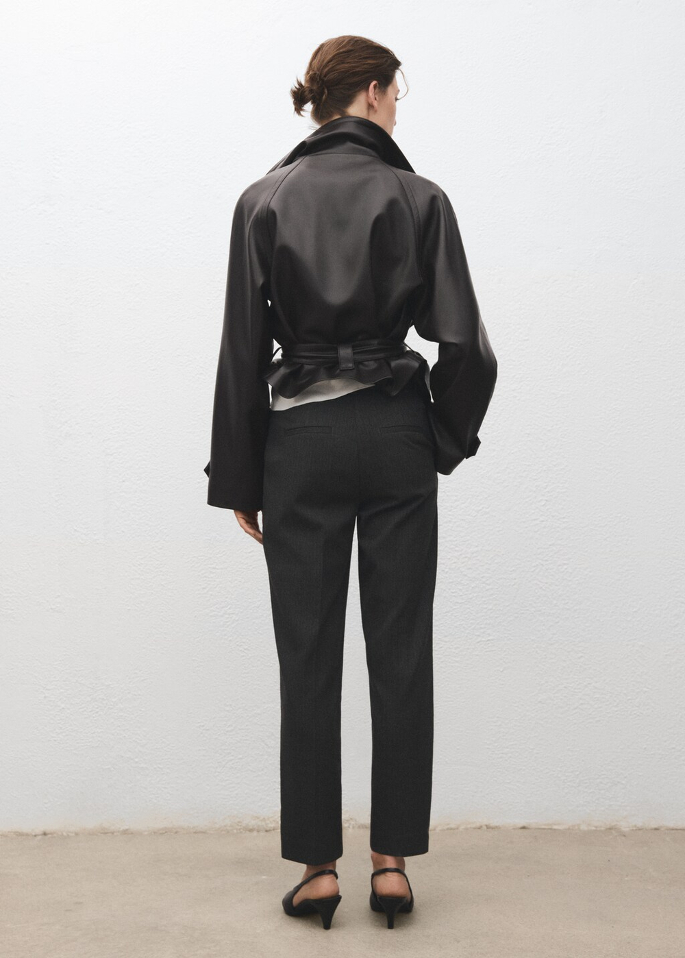 Брюки зауженного укороченного кроя в тонкую полоску