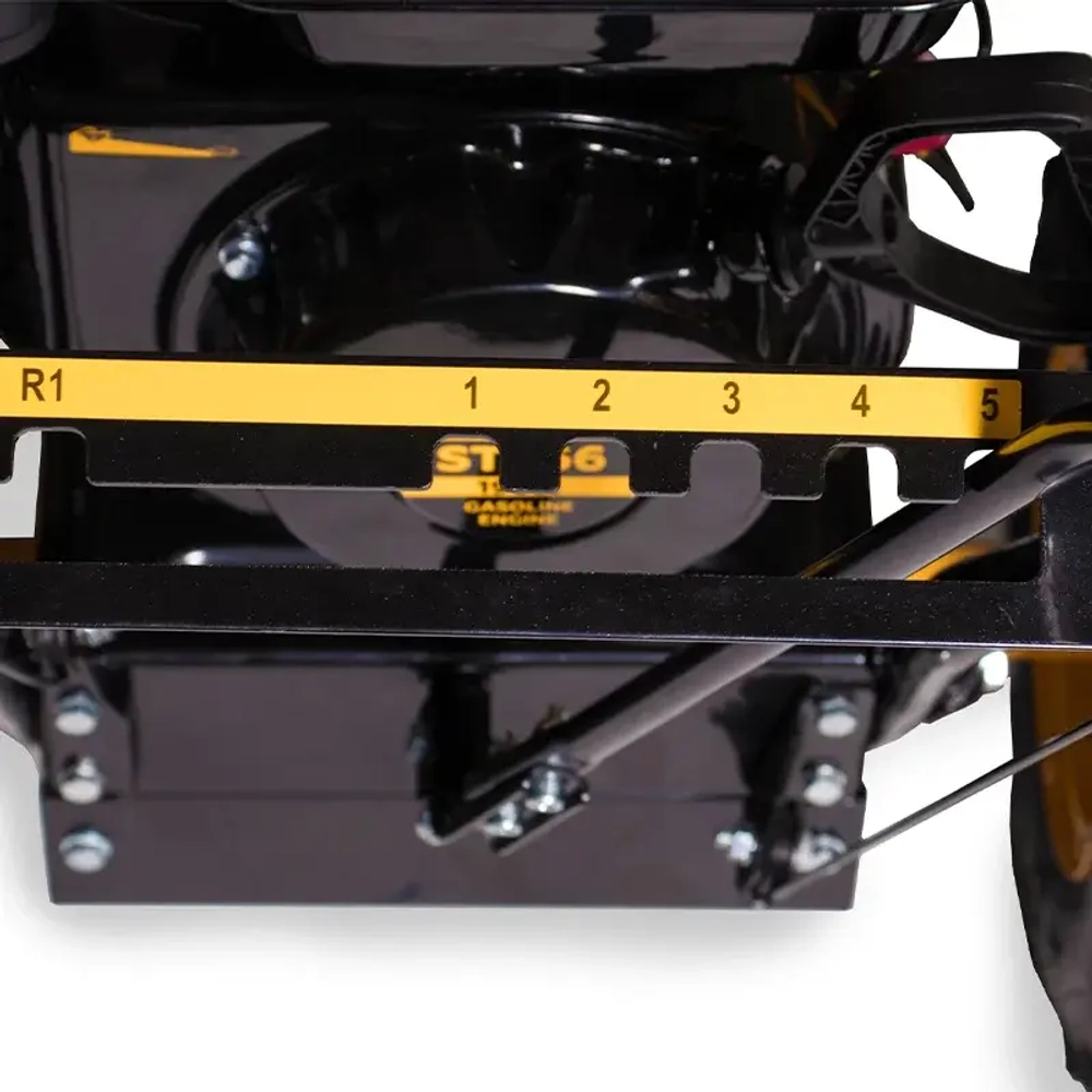 CHAMPION ST656 снегоуборщик бензиновый 6.5 л.с. ковш 56 см, выброс 12 м, 5 вперед/2 назад