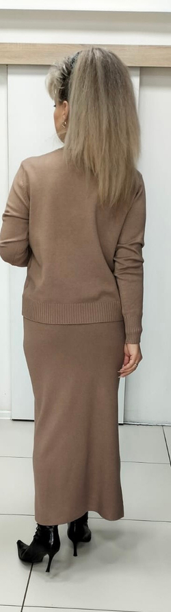 Трикотажный юбочный костюм в цвете капучино