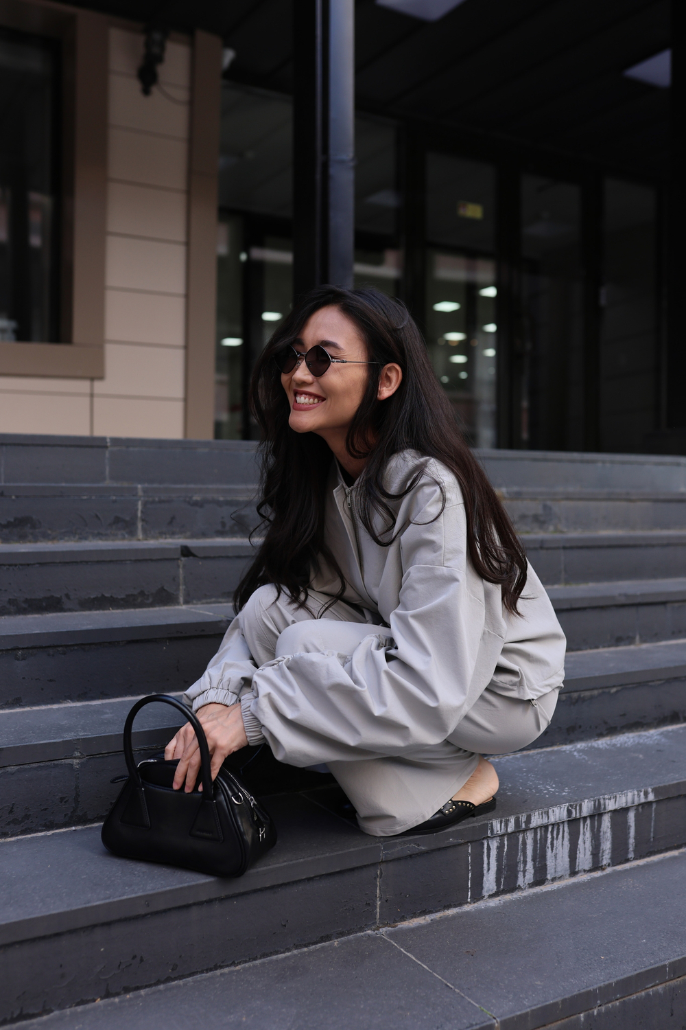 костюм: бомбер с кулиской на рукавах и карго брюки