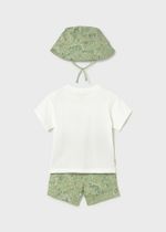 футболка с шортами и панамкой