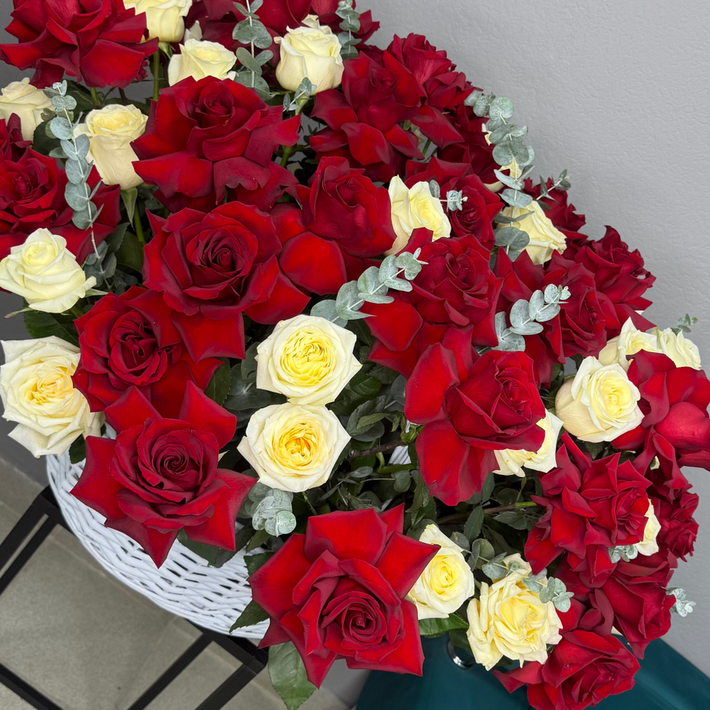 Корзина из французских и пионовидных роз