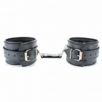 Черные кожаные наручники с металлическими клепками (Цвет: черный)