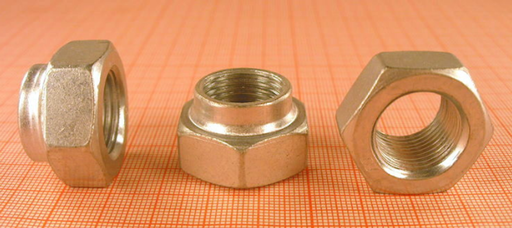 Гайка 18х1.50 ступицы 2101 (БЕЗ точки) (ОАО «БелЗАН») 1102 (левая сторона с правой резьбой) 525