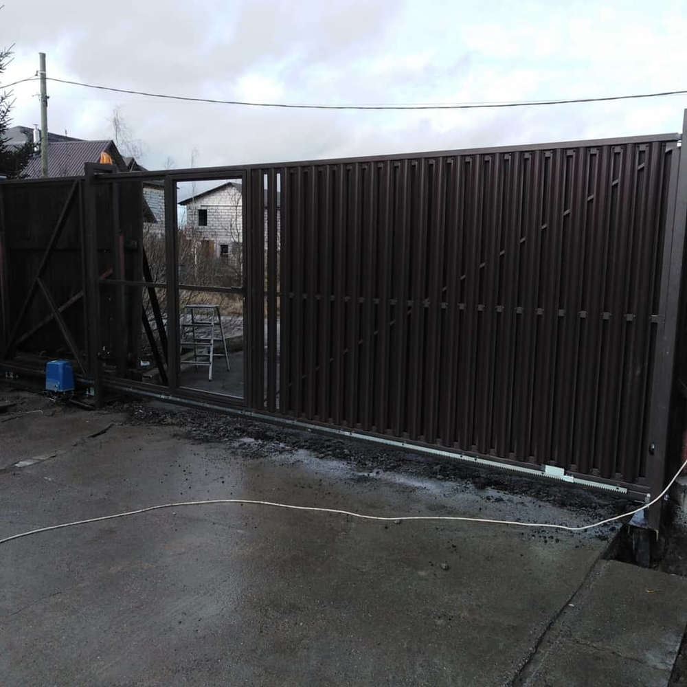 Ворота откатные с зашивкой металлоштакетником на винтовых сваях 4/2