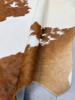 Коровья шкура на пол натуральная.