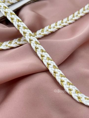 Тесьма косичка белая с золотой нитью