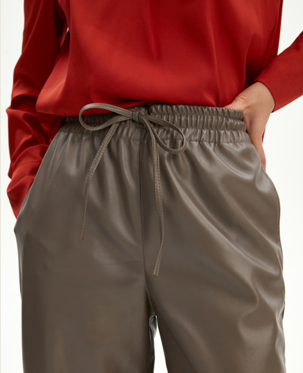 Брюки на резинке из экокожи