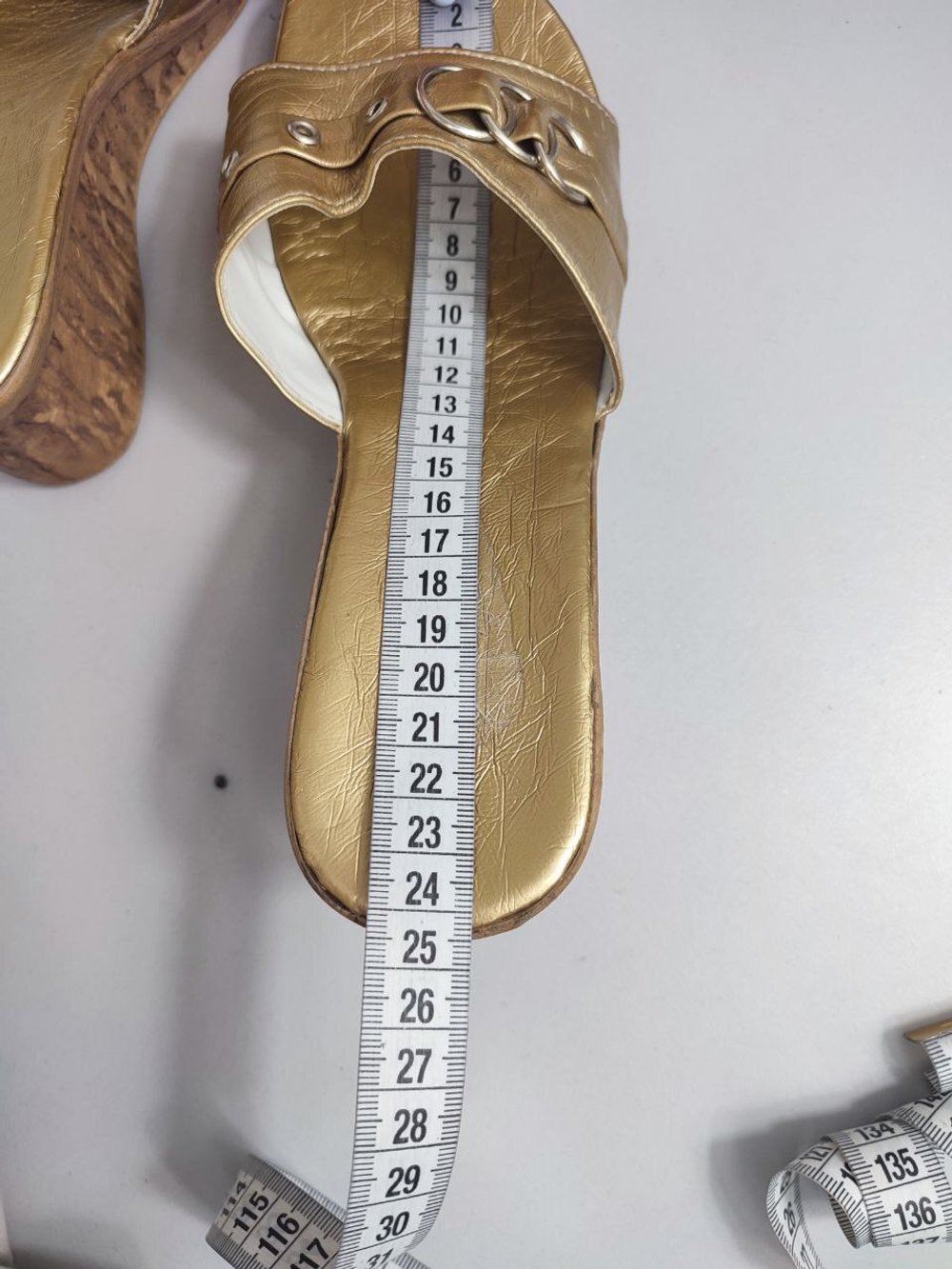 Босоножки золотистые кожаные 40 размер