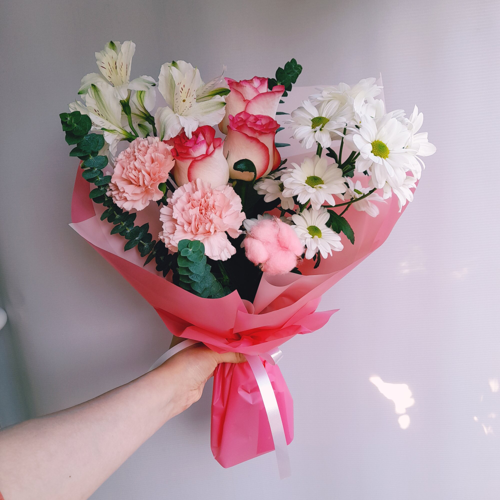 Букет "Воздушный" из роз, гвоздик, хризантем, альстромерий, диантусов и хлопка