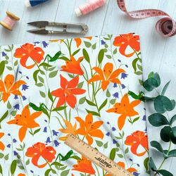 Ткань атлас красные лилии и мелкие колокольчики