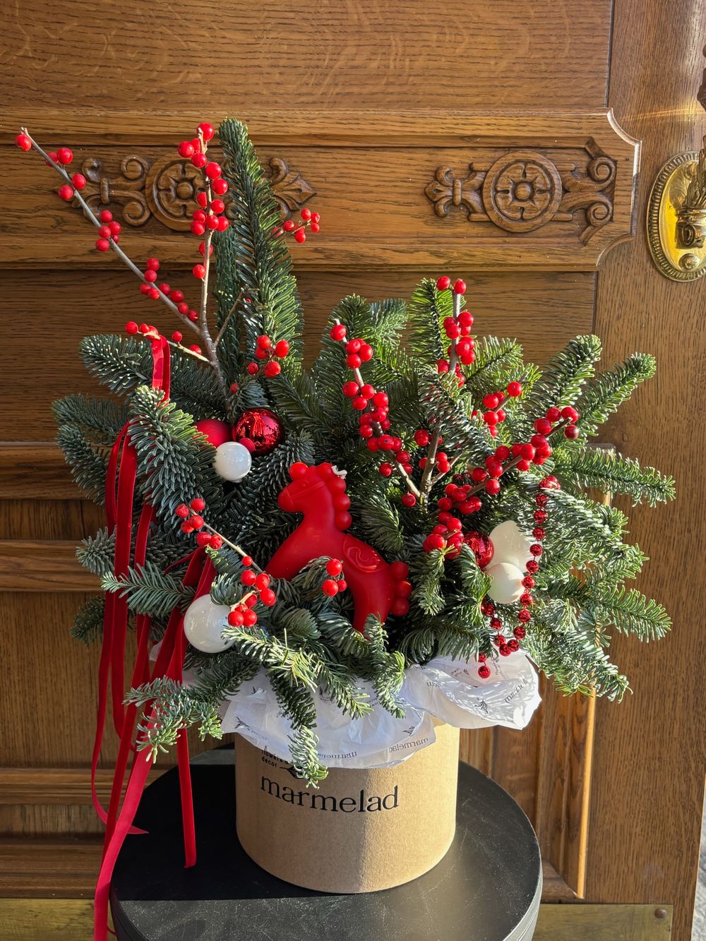 Композиция из хвои с илексом и свечой