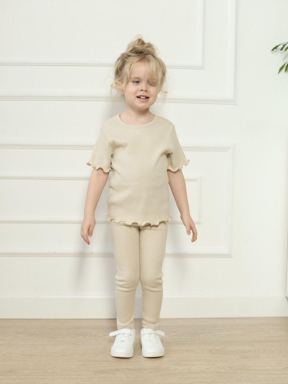 Костюм в рубчик футболка и легинсы