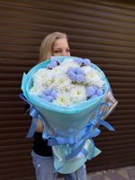 Букет белых хризантем с добовлением нежно голубого хлопка