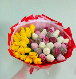 Тюльпаны и клубника в шоколаде