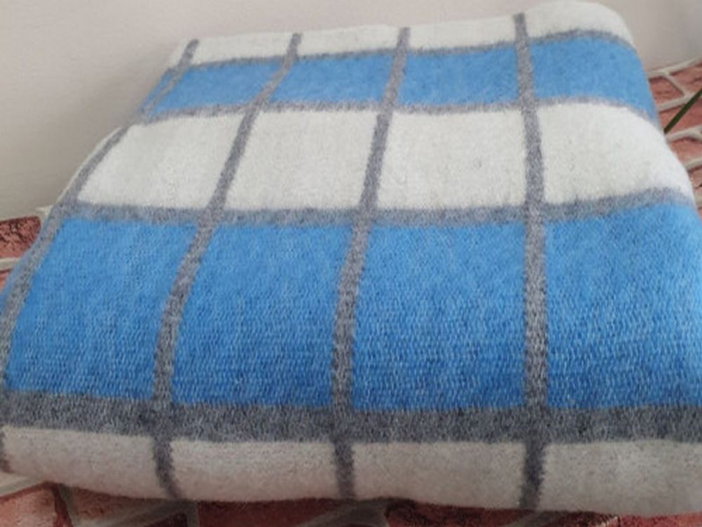 Одеяло полушерстяное "ВВ. БЕЛО-СЕРО-ЯРКО-ГОЛУБАЯ КЛЕТКА-2" ОПШ-1, 50% шерсть, плотность 400 г/м2, Россия.