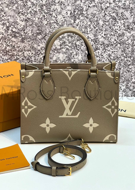 Коричневая сумка Louis Vuitton Onthego PM с узором монограм